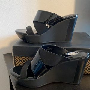 Black wedges